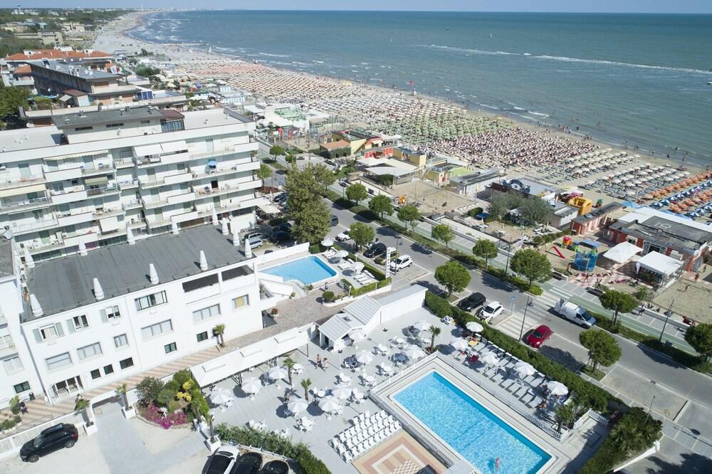 Hotel Promenade Universale Cesenatico Exterior foto