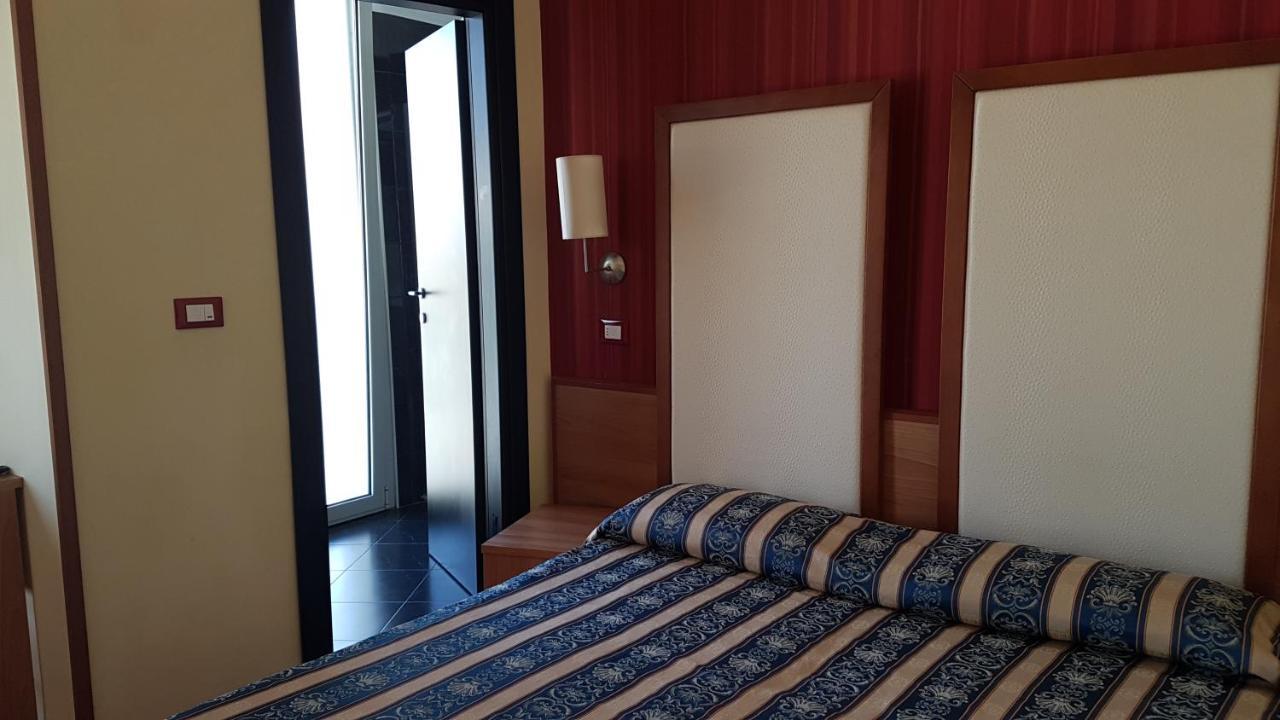 Hotel Promenade Universale Cesenatico Exterior foto
